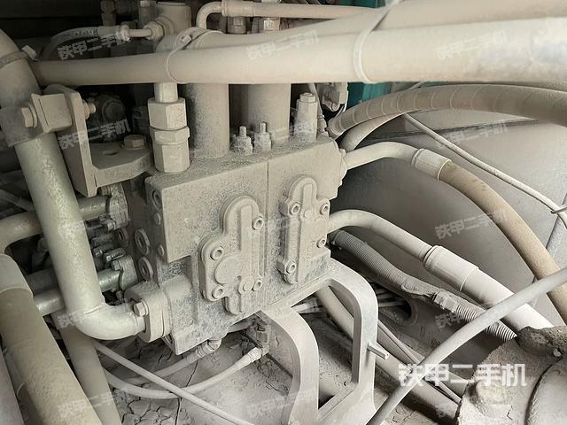 回轉(zhuǎn)馬達(dá)和主控閥（整機(jī)外觀）