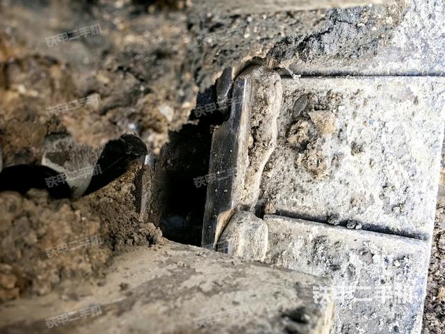 右驅(qū)動輪（行走機構(gòu)）