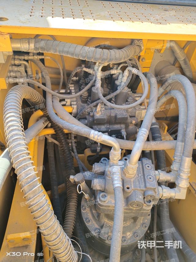 回轉(zhuǎn)馬達(dá)和主控閥（整機(jī)外觀）