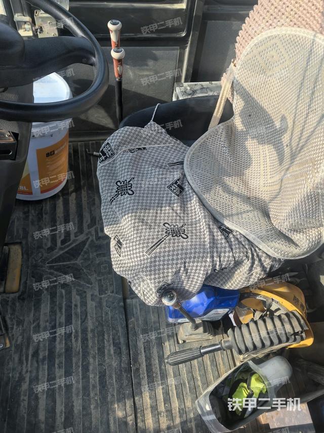 駕駛室內(nèi)部(駕駛室部分) 駕駛室內(nèi)部(駕駛室部分)