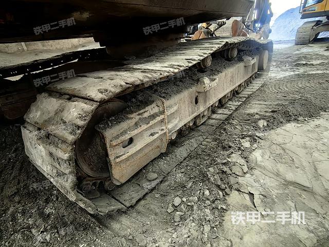 單側(cè)履帶整體(整機外觀) 單側(cè)履帶整體(整機外觀)