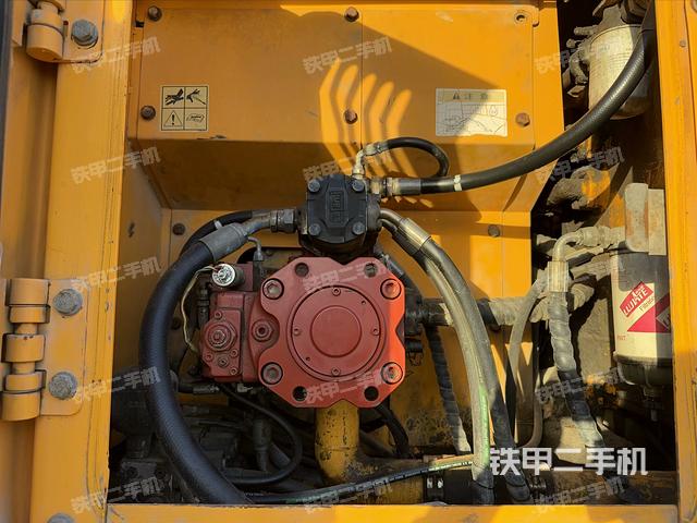 液壓泵艙室正面整體(整機(jī)外觀) 液壓泵艙室正面整體(整機(jī)外觀)