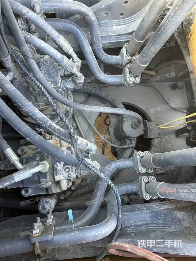 回轉(zhuǎn)馬達(dá)和主控閥(整機(jī)外觀) 回轉(zhuǎn)馬達(dá)和主控閥(整機(jī)外觀)