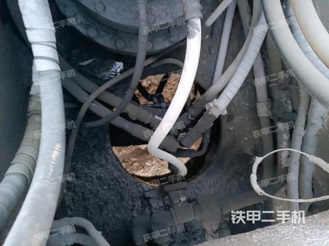 中央回轉(zhuǎn)接頭特寫(xiě)（上車(chē)部件）