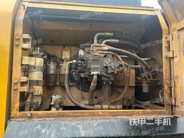 液压泵舱室正面整体（整机外观）