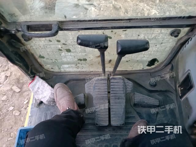 行走控制手柄和踏板?俯拍（駕駛室部分）