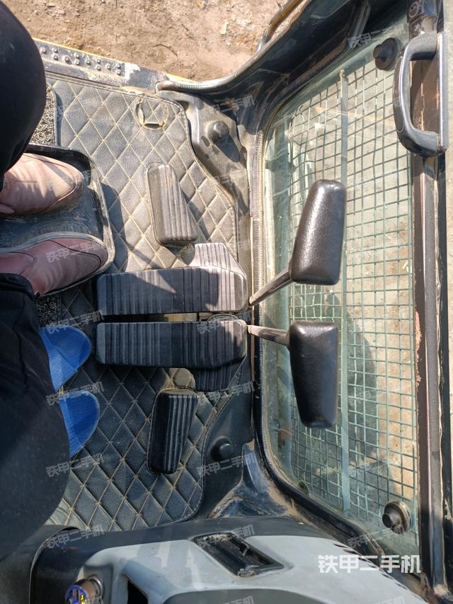 行走控制手柄和踏板?俯拍（駕駛室部分）