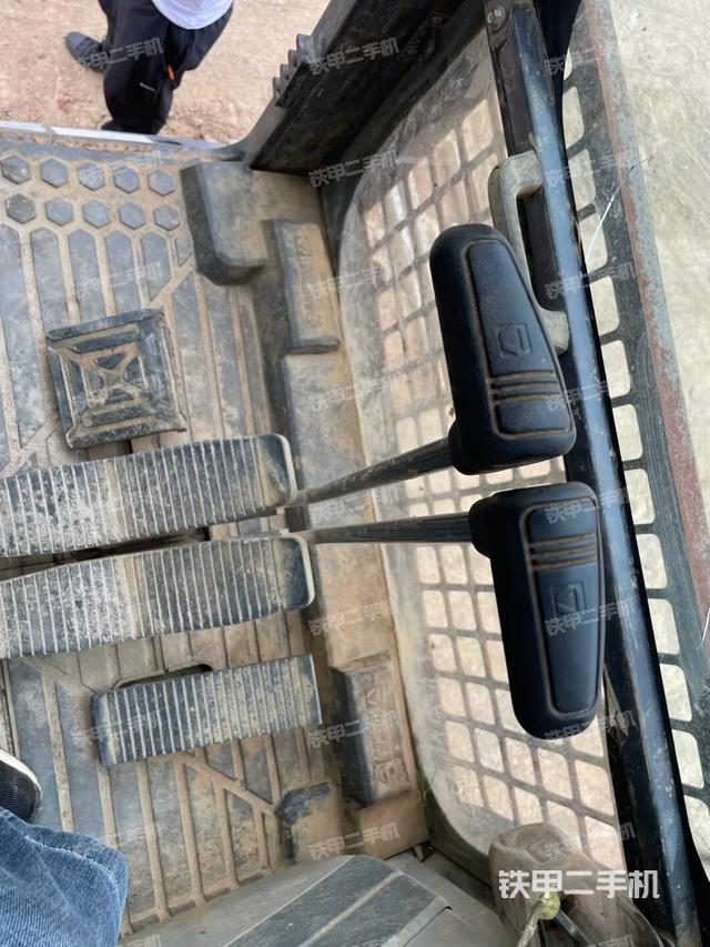 行走控制手柄和踏板?俯拍（駕駛室部分）