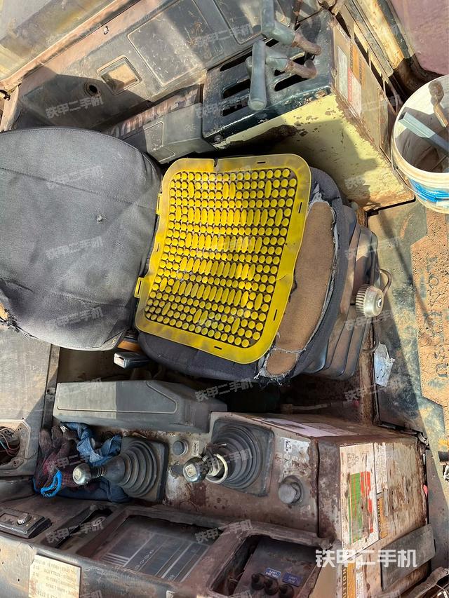 駕駛室操作臺(tái)（設(shè)備外觀(guān)及核心部件）