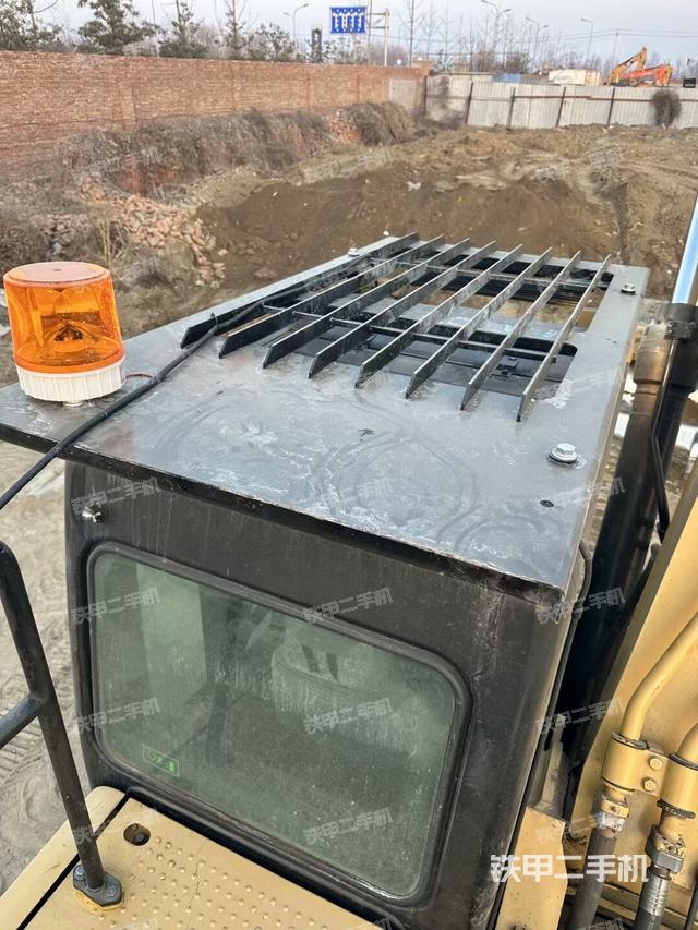 駕駛室頂部(整機(jī)外觀) 駕駛室頂部(整機(jī)外觀)