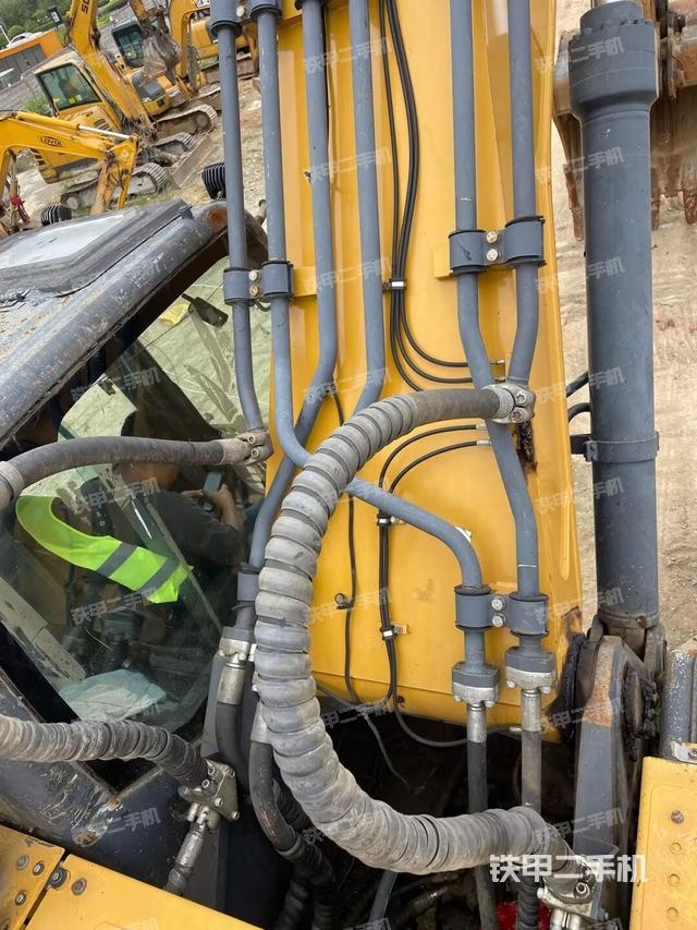 大臂背部俯視（工作和回轉(zhuǎn)裝置）