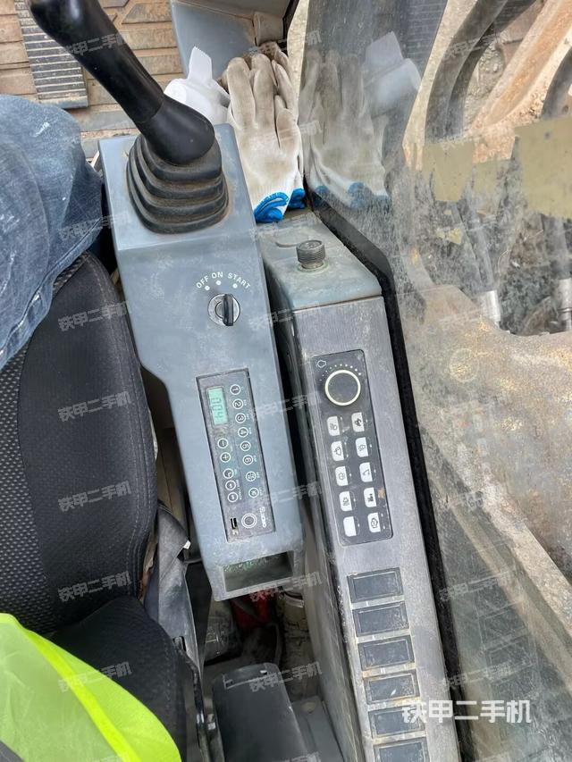 座椅右側(cè)控制臺(tái)/鑰匙門/油門/含右手柄（駕駛室部分）