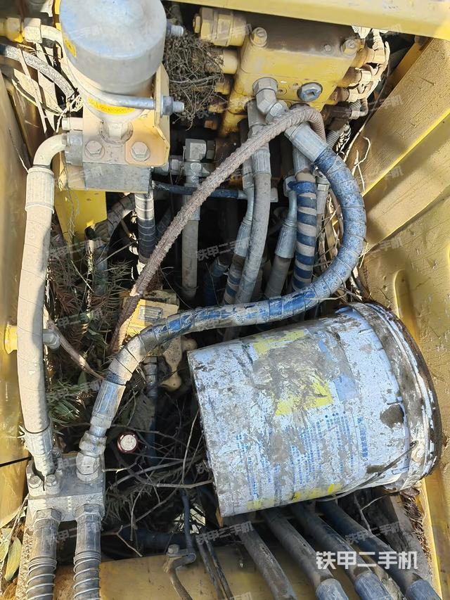 回轉(zhuǎn)馬達(dá)和主控閥（整機(jī)外觀）