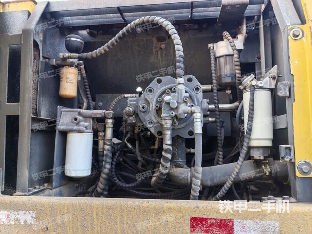 液壓泵艙室正面整體（整機外觀）