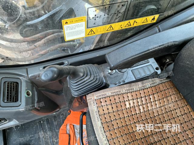 行走控制手柄和踏板?俯拍（駕駛室部分）