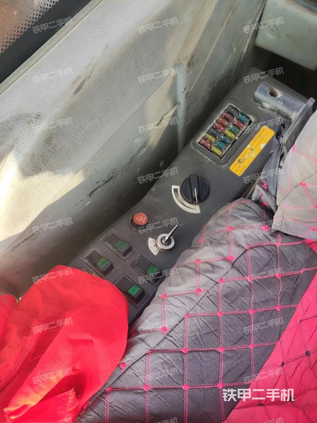 座椅右側(cè)控制臺/鑰匙門/油門/含右手柄（駕駛室部分）