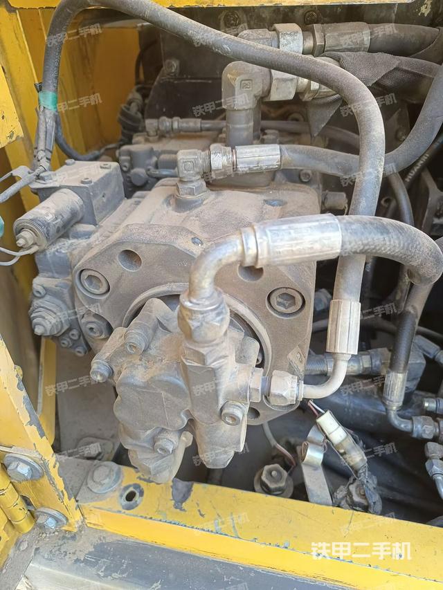 液壓泵艙室正面整體（整機外觀）