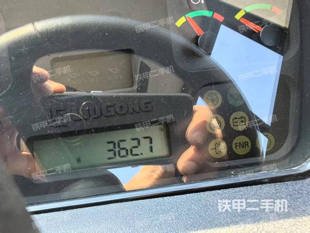駕駛室操作臺(tái)(整機(jī)外觀及大件) 駕駛室操作臺(tái)(整機(jī)外觀及大件)