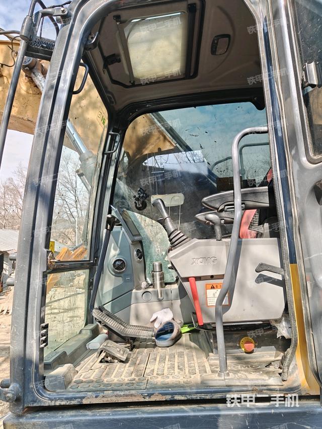 行走控制手柄和踏板?俯拍（駕駛室部分）