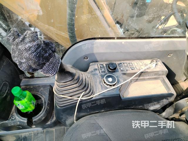 座椅右側(cè)控制臺(tái)/鑰匙門/油門/含右手柄(駕駛室部分) 座椅右側(cè)控制臺(tái)/鑰匙門/油門/含右手柄(駕駛室部分)