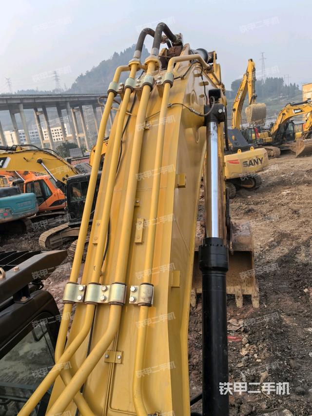 大臂背部俯視（工作和回轉(zhuǎn)裝置）