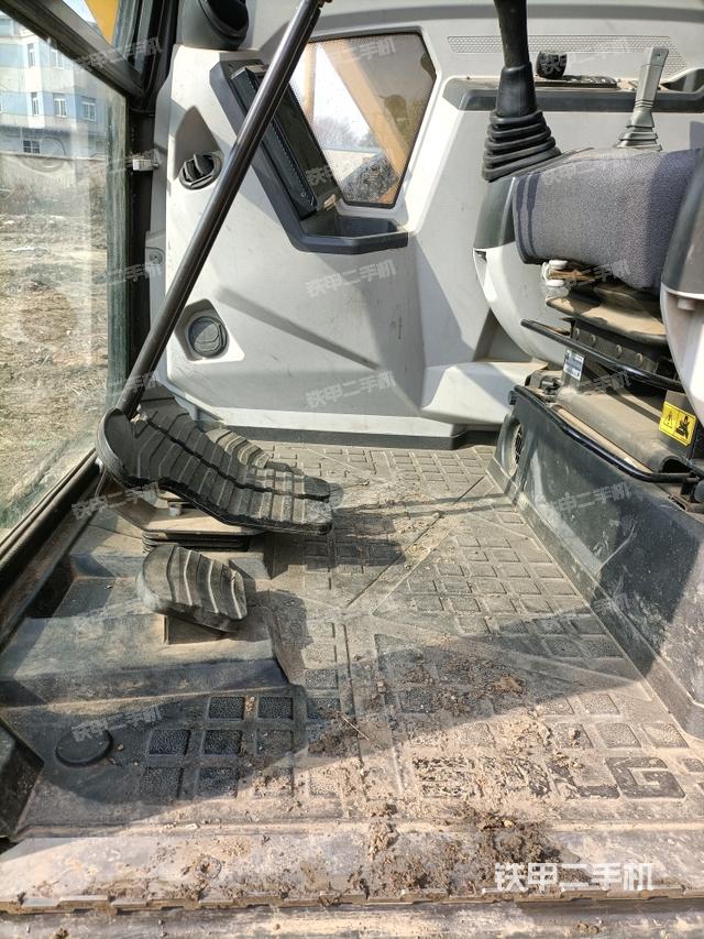 行走控制手柄和踏板?俯拍（駕駛室部分）
