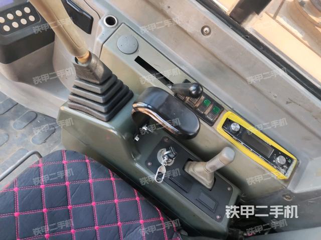 座椅右側控制臺/鑰匙門/油門/含右手柄（駕駛室部分）