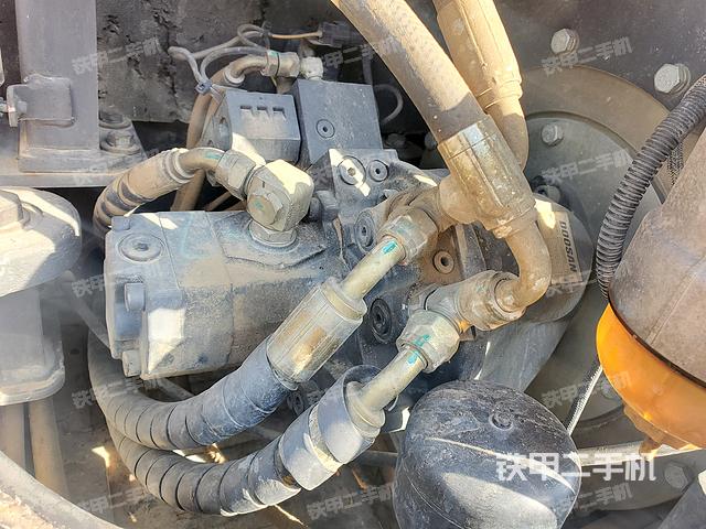 液压泵舱室正面整体（整机外观）