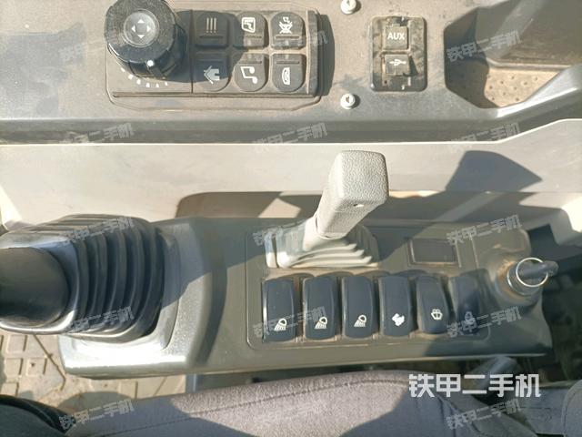 座椅右側控制臺/鑰匙門/油門/含右手柄（駕駛室部分）