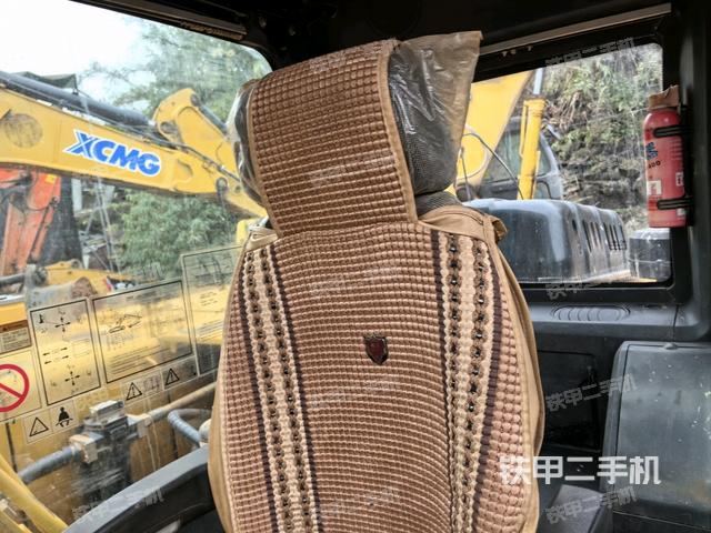 行走控制手柄和踏板?俯拍（駕駛室部分）