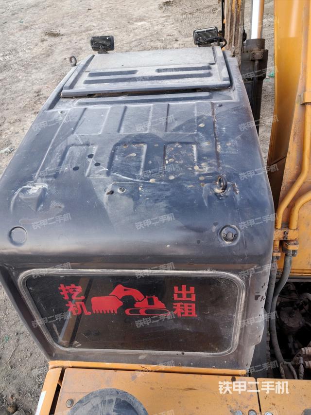 駕駛室頂部(整機(jī)外觀) 駕駛室頂部(整機(jī)外觀)
