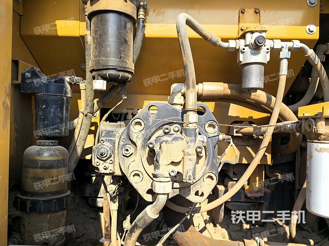 液压泵舱室正面整体（整机外观）