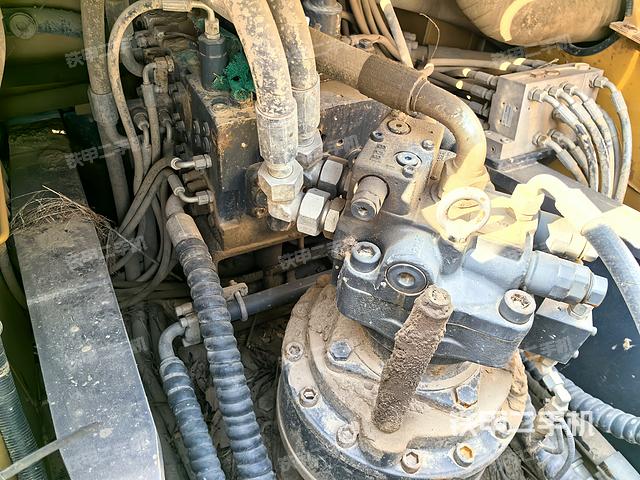 回转马达和主控阀（整机外观）