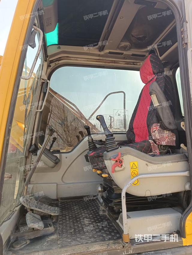 駕駛室頂部（整機外觀）