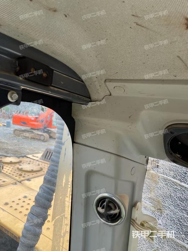 左后方玻璃角標(biāo)（駕駛室部分）