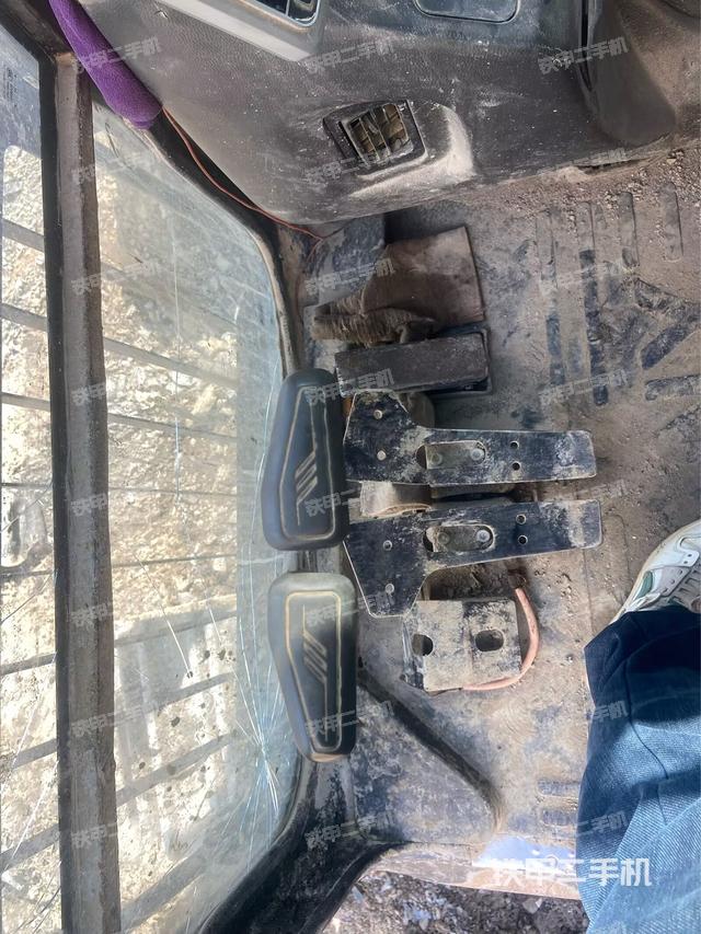 行走控制手柄和踏板?俯拍（駕駛室部分）