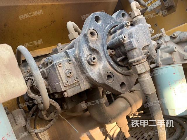 液壓泵艙室正面整體（整機外觀）