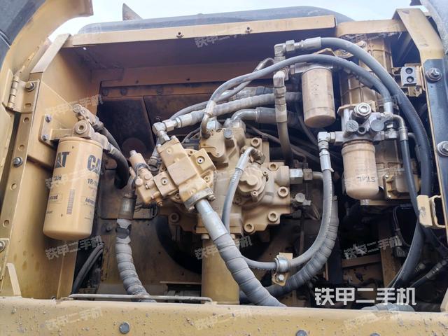 液壓泵艙室正面整體(整機外觀) 液壓泵艙室正面整體(整機外觀)