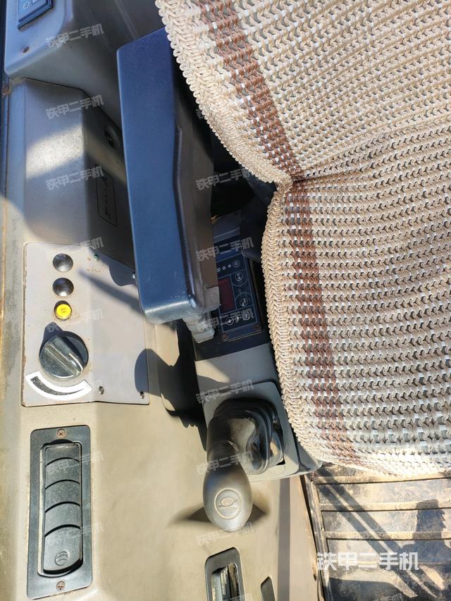 座椅右側控制臺/鑰匙門/油門/含右手柄（駕駛室部分）