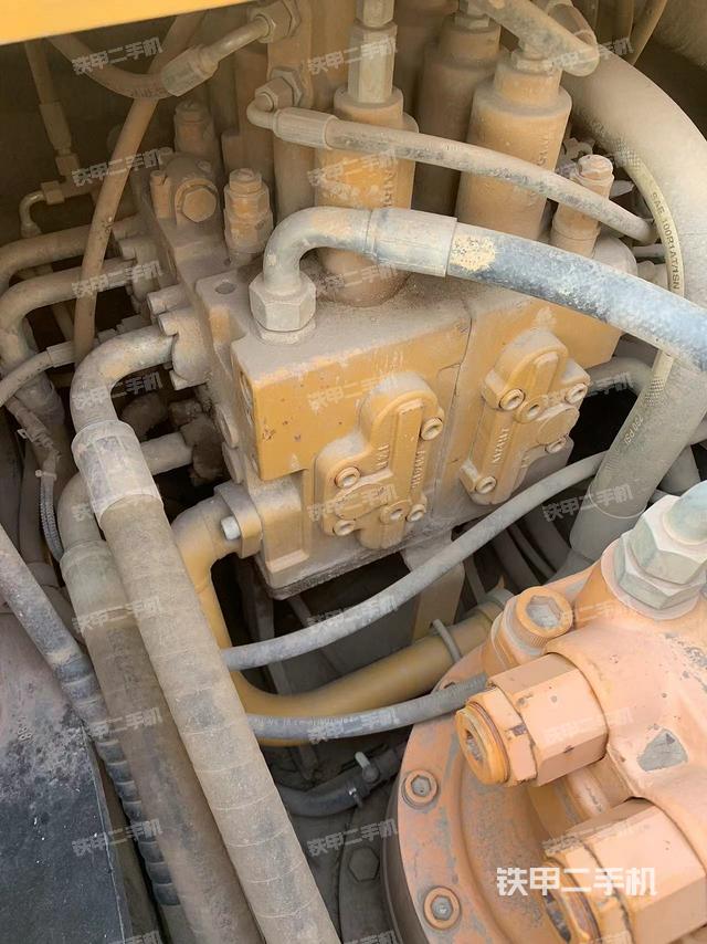 回轉(zhuǎn)馬達和主控閥（整機外觀）