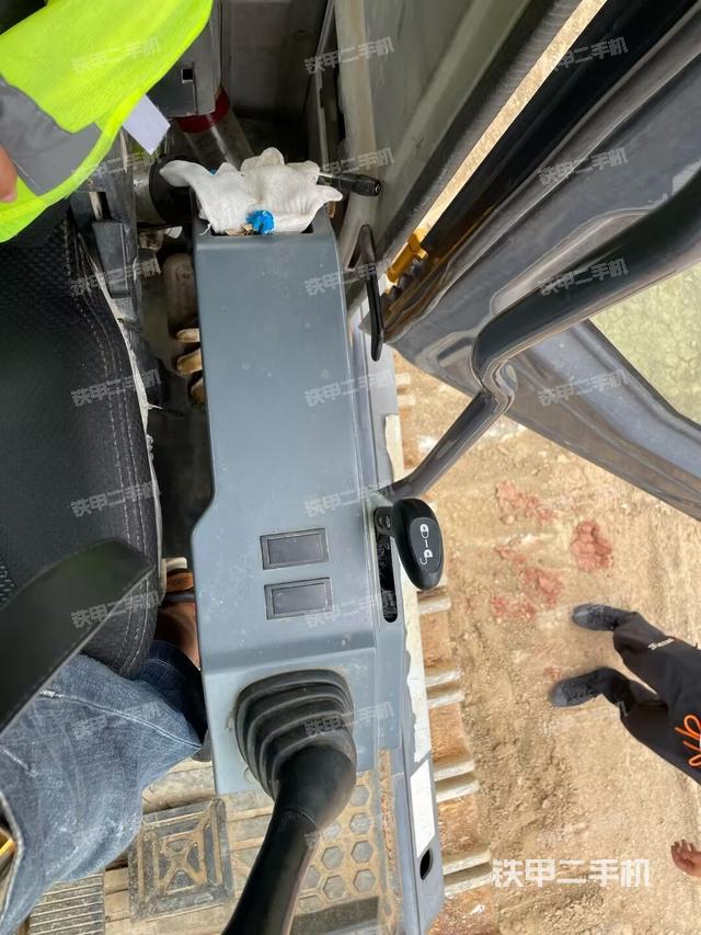 座椅左側(cè)控制臺(tái)/音響/含左手柄（駕駛室部分）