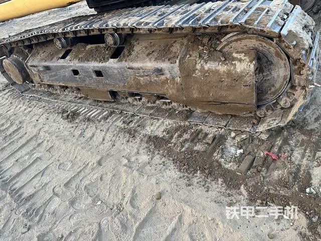 單側(cè)履帶整體(整機(jī)外觀) 單側(cè)履帶整體(整機(jī)外觀)
