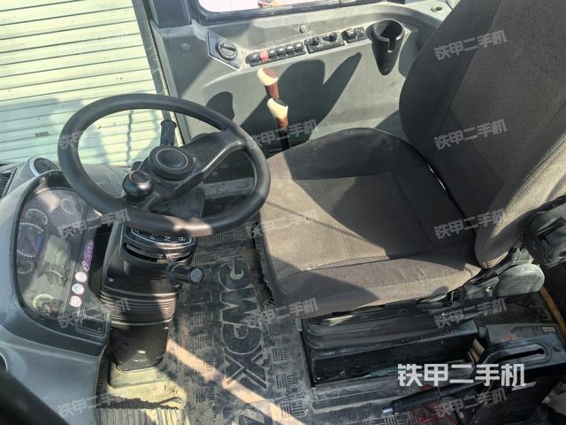 駕駛室內(nèi)部（駕駛室部分）