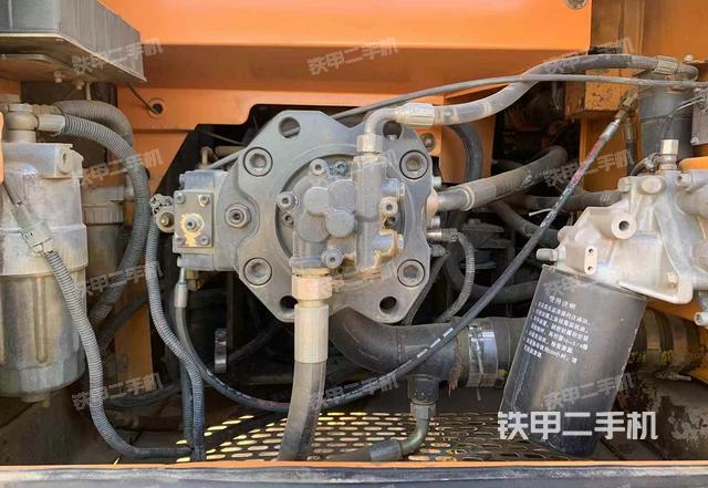 液壓泵艙室正面整體(整機外觀) 液壓泵艙室正面整體(整機外觀)