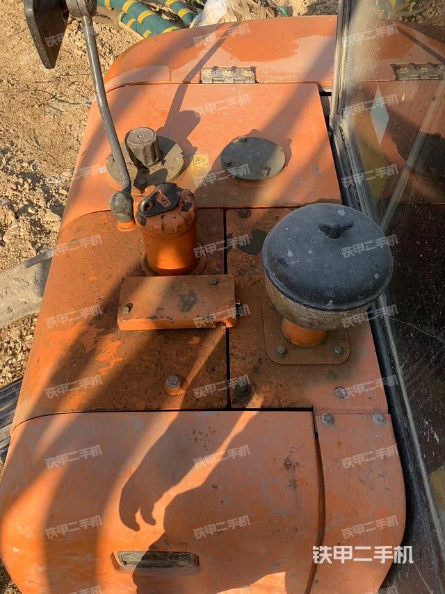 回轉(zhuǎn)馬達(dá)和主控閥（整機(jī)外觀）