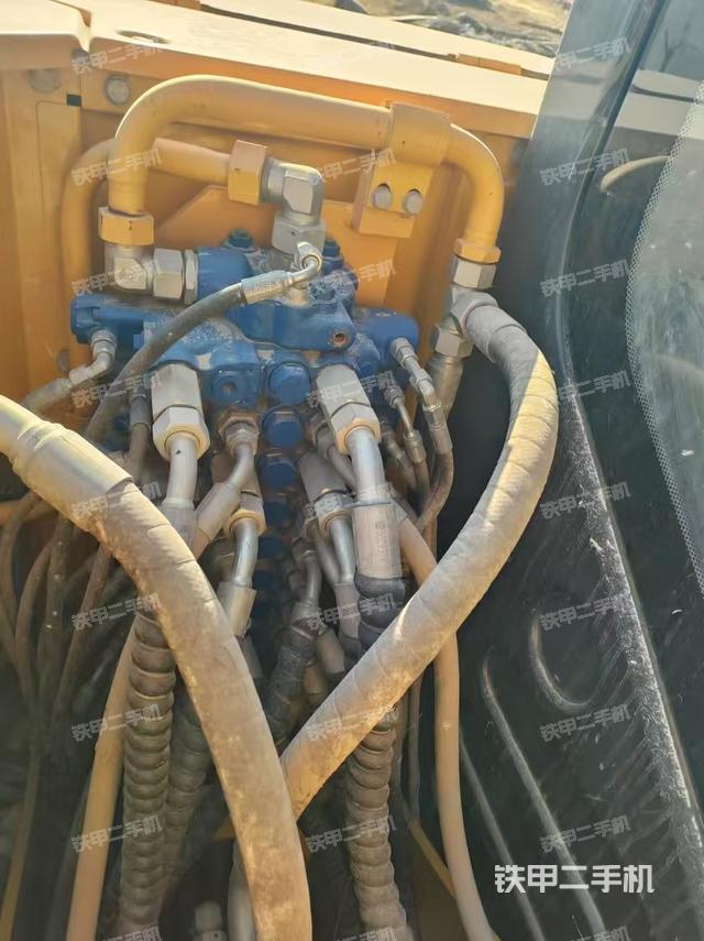 回轉(zhuǎn)馬達和主控閥（整機外觀）