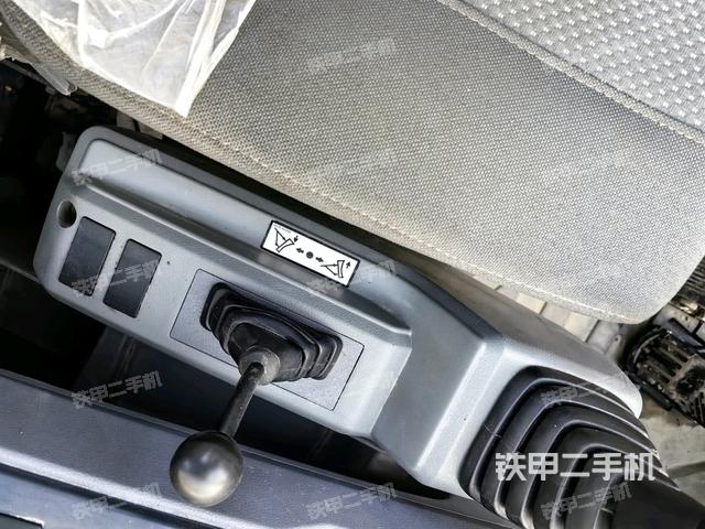 座椅右側(cè)控制臺(tái)/鑰匙門/油門/含右手柄(駕駛室部分) 座椅右側(cè)控制臺(tái)/鑰匙門/油門/含右手柄(駕駛室部分)