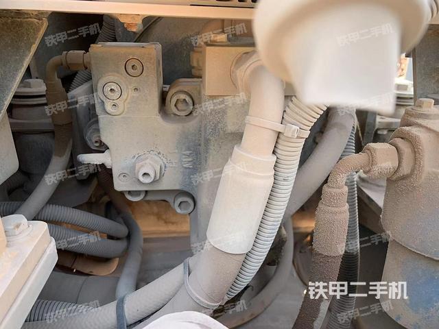 液壓泵艙室正面整體（整機外觀）