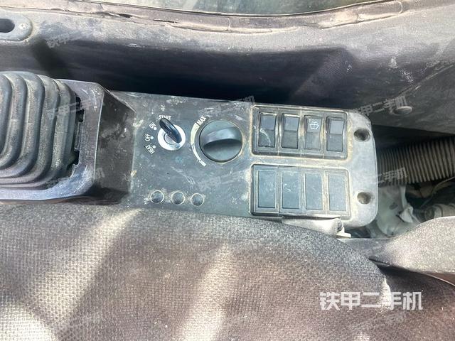 座椅右側(cè)控制臺/鑰匙門/油門/含右手柄（駕駛室部分）