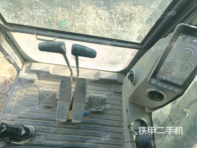 行走控制手柄和踏板 俯拍（驾驶室部分）